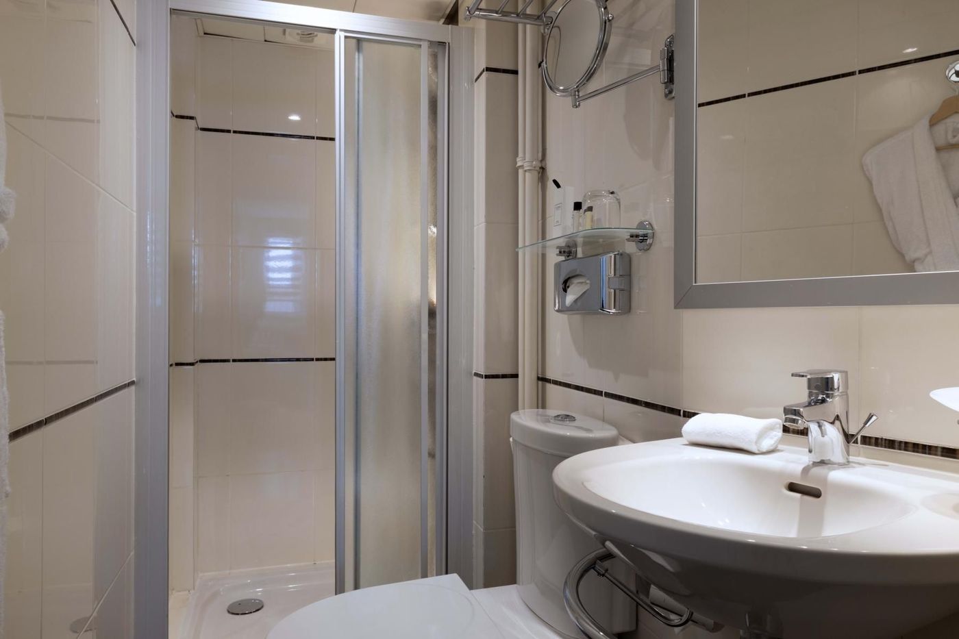 Hotel-Elysees-Bassano-Room-53