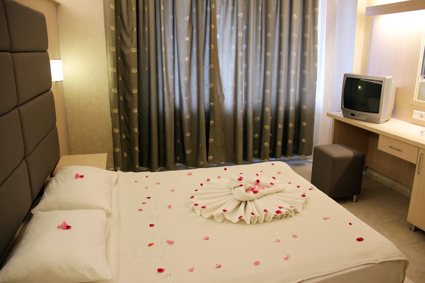 Oz-Can Hotel & Family Suites