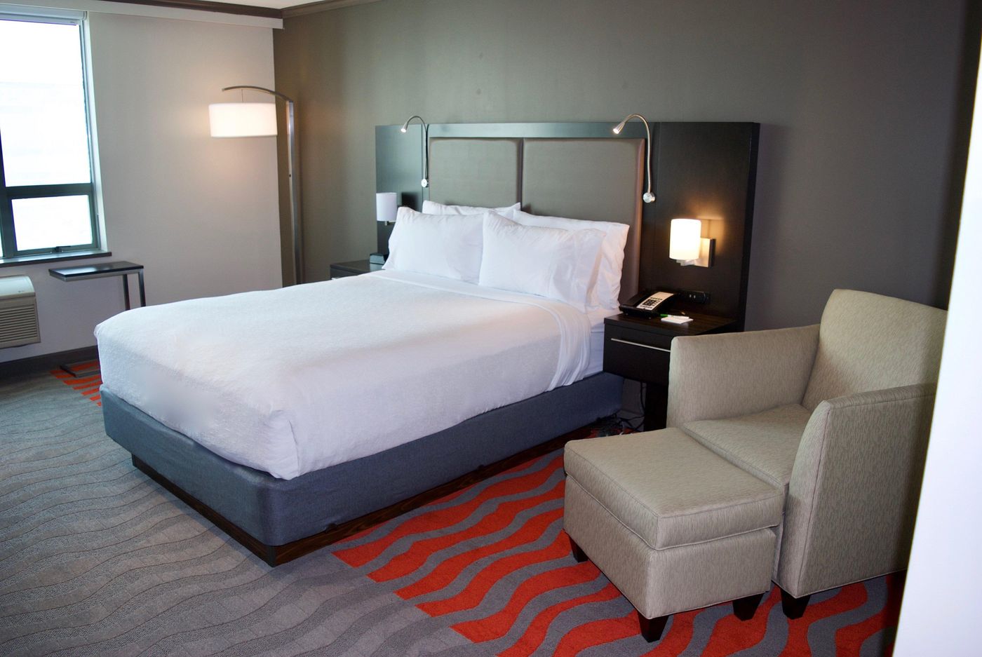 Holiday-Inn-Vancouver-Airport-Room-10