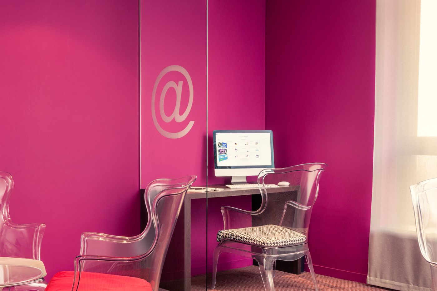 Hotel-Mercure-Paris-Bercy-Bibliotheque-Lobby-51