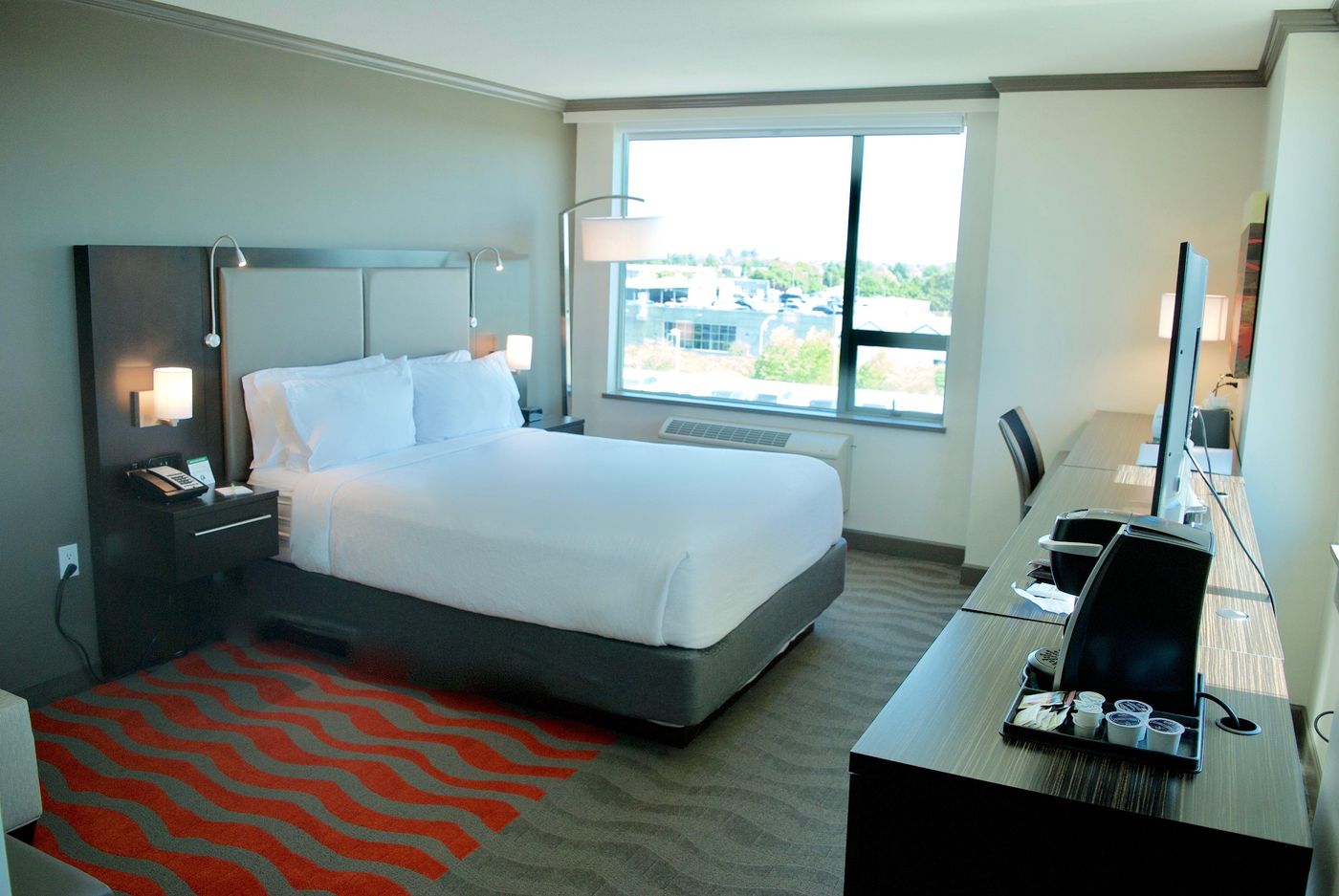 Holiday-Inn-Vancouver-Airport-Room-17