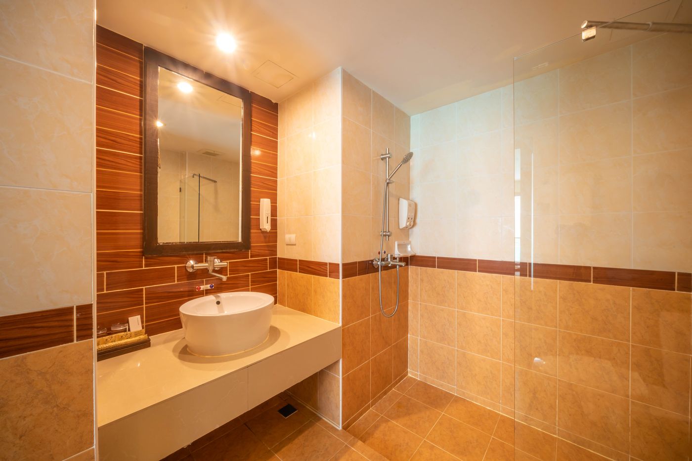 LA-Vintage-Resort--Former-Poppa-Palace--Room-43