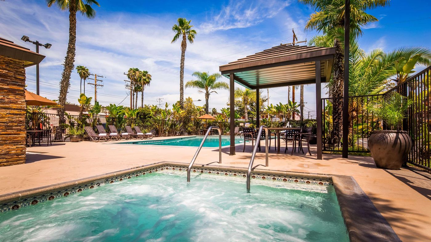 Best-Western-Plus-Pavilions-Pool-57