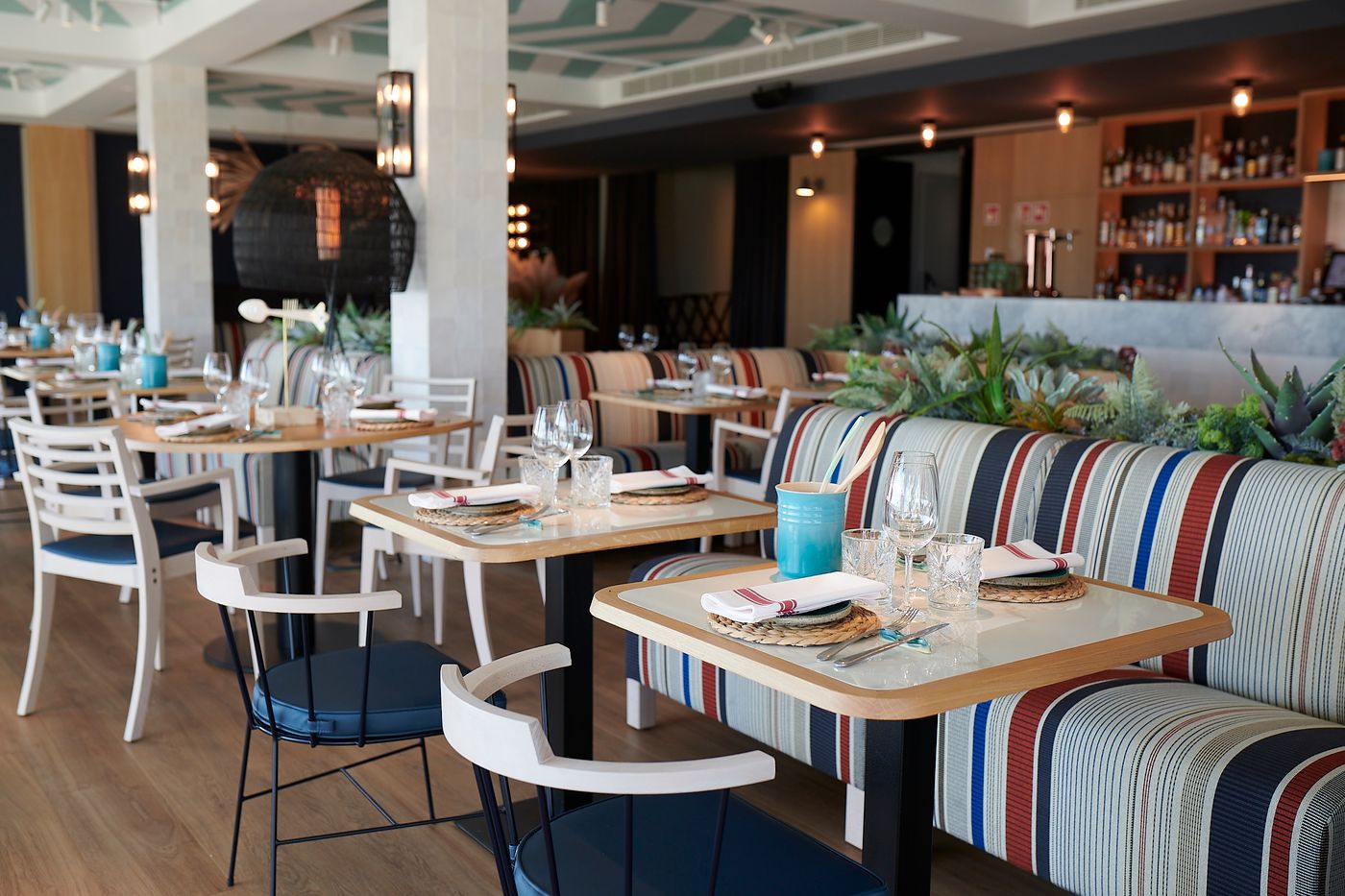 Apartamentos-Playa-De-Castelldefels-Bar-46