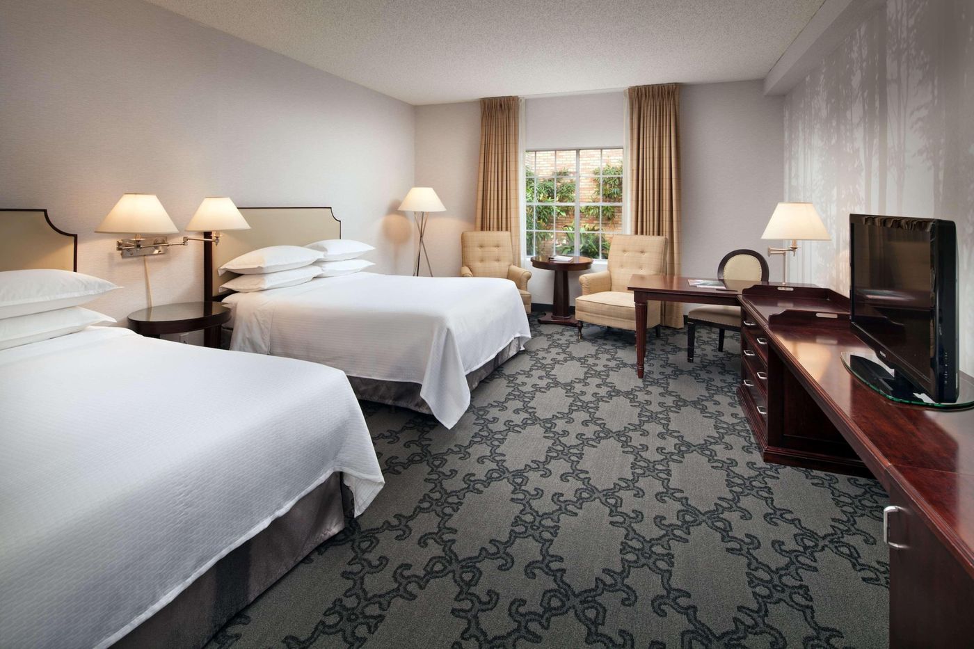Anaheim-Majestic-Garden-Hotel-Room-10