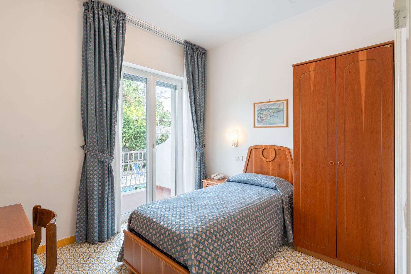 Eliseo-Park-s-Room-12