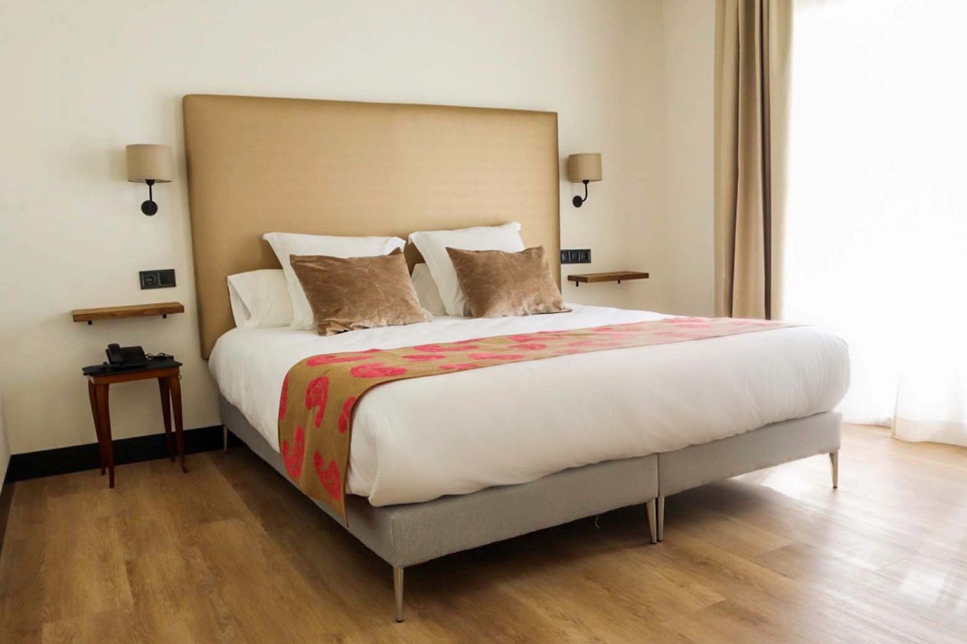 Fay-Victoria-Beach-Room-19