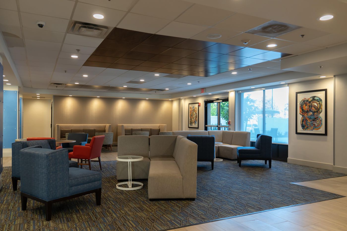 Holiday-Inn-Express-Boston-Lobby-13