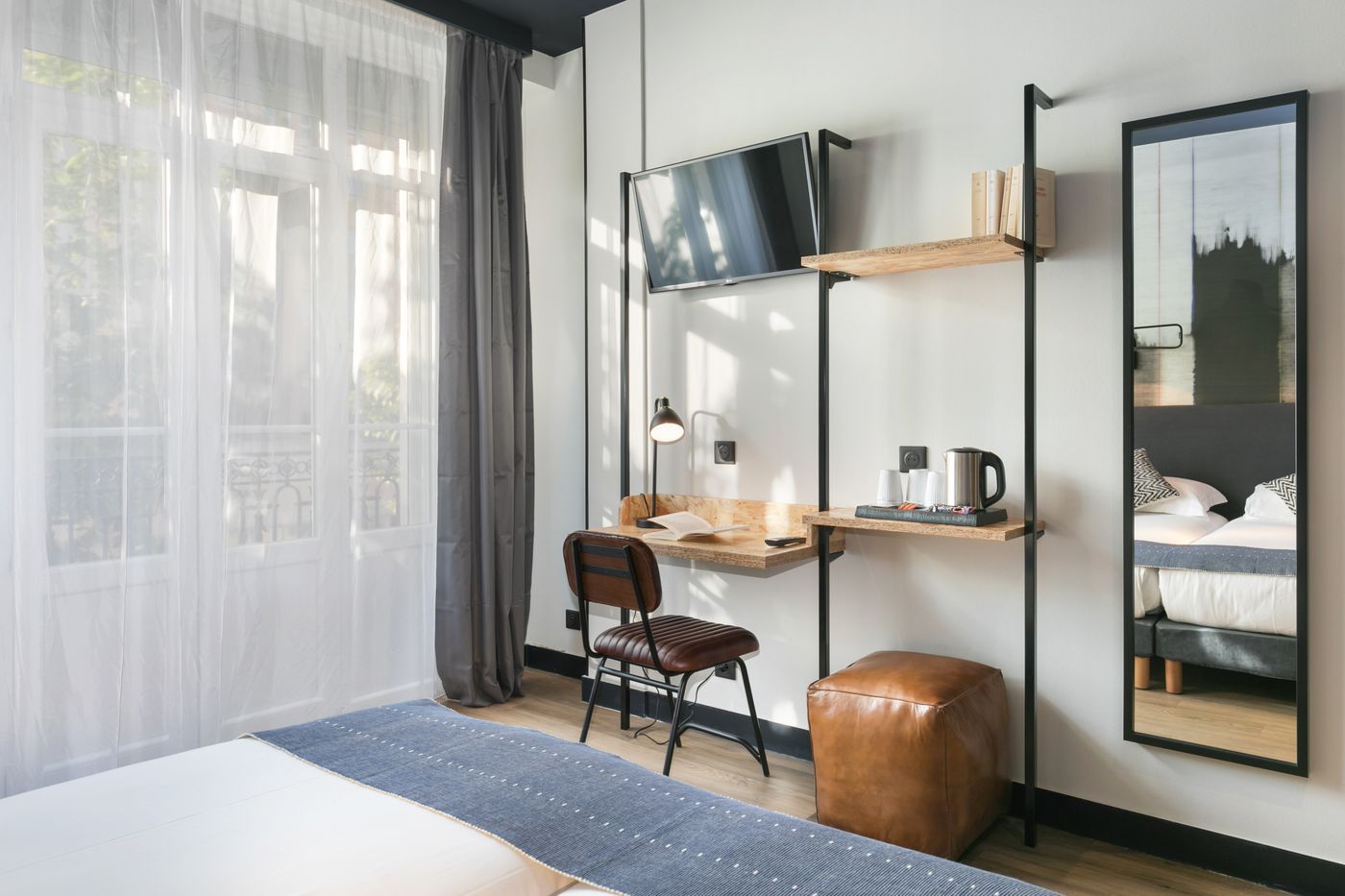 Best-Western-So-Co-by-HappyCulture-Room-15