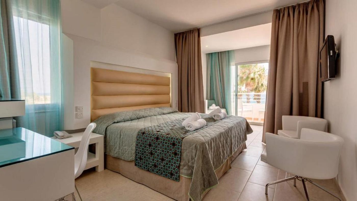 Leonardo-Cypria-Bay-Room-31