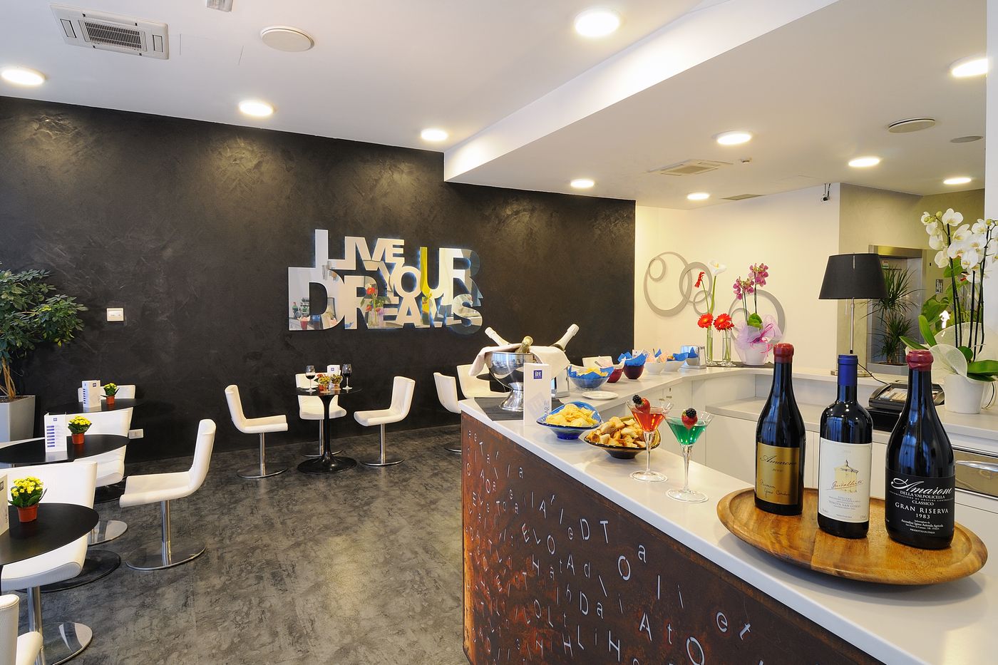 iH-Hotels-Milano-Lorenteggio-Lobby-7