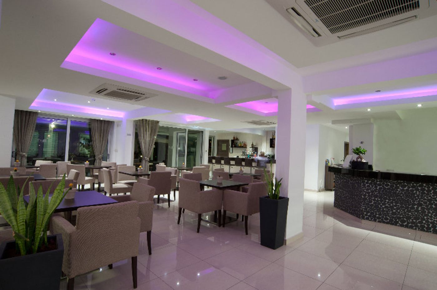 Frixos-Suites-Hotel-Apts-Lobby-16