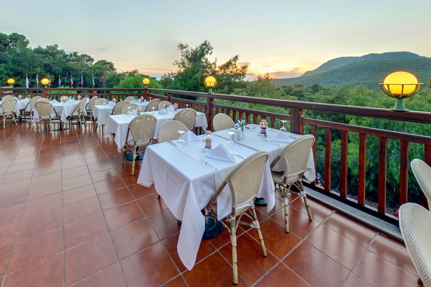 Montana-Pine-Restaurant-12