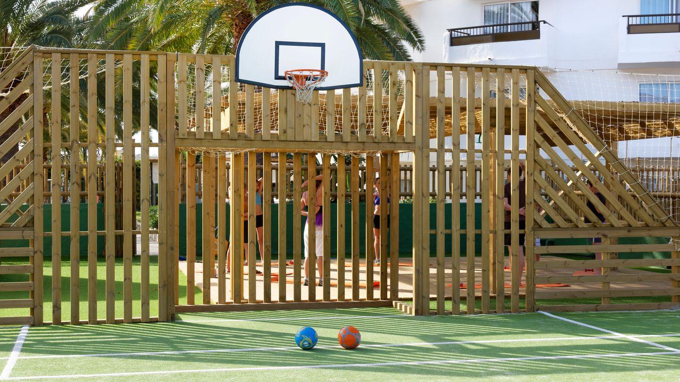 Servatur-Waikiki-Sports-and-Entertainment-65