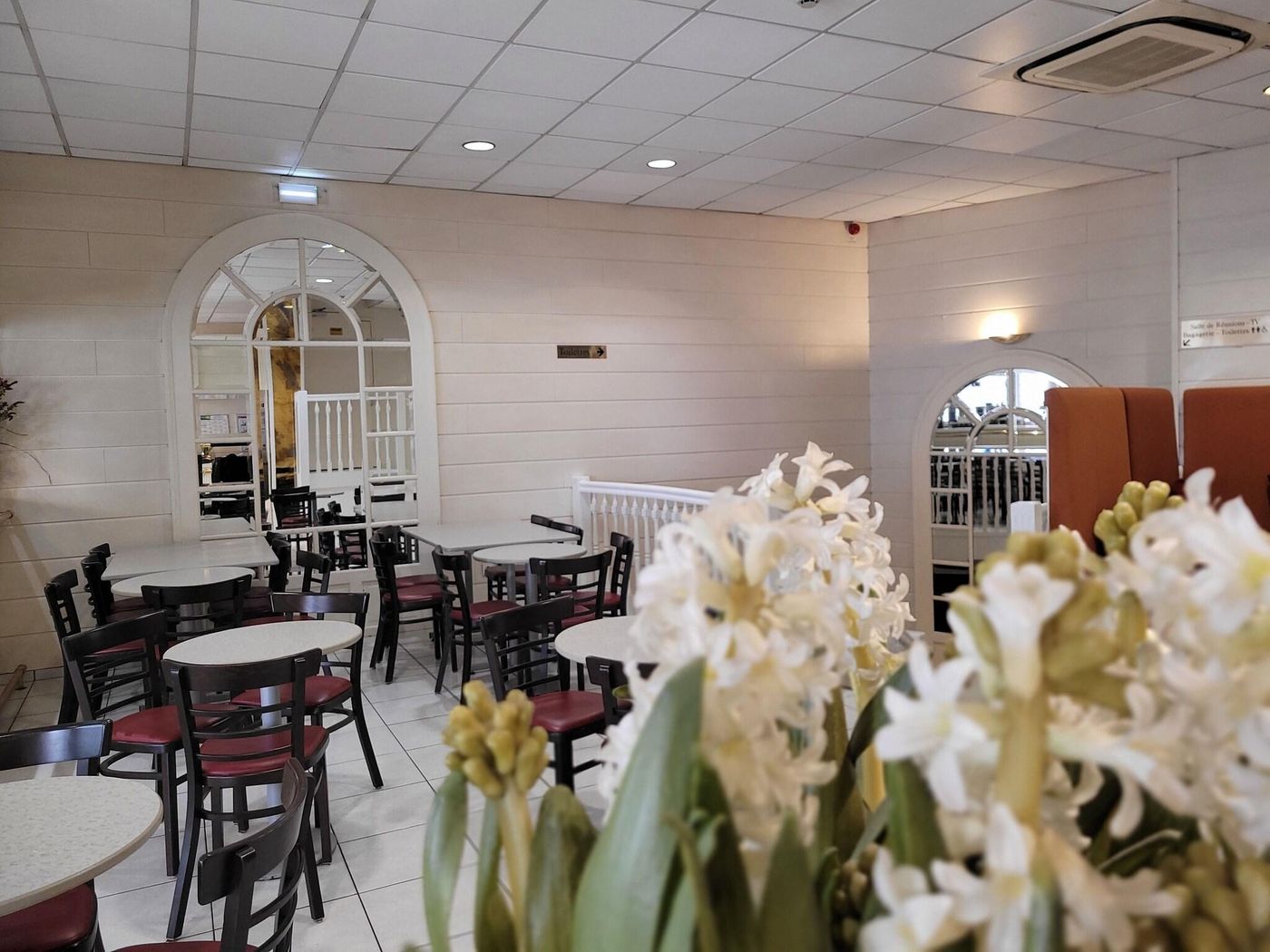 De Paris-France-LOURDES-Lobby-7