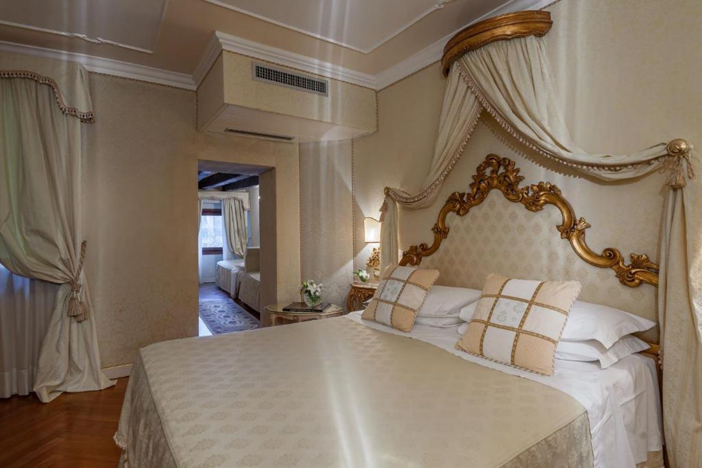 Antico-Doge---a-Member-of-Elizabeth-Hotel-Room-16