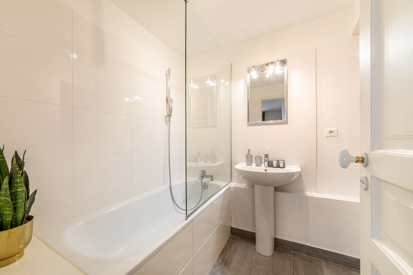 Residence-Bergere---Apartments-Room-61