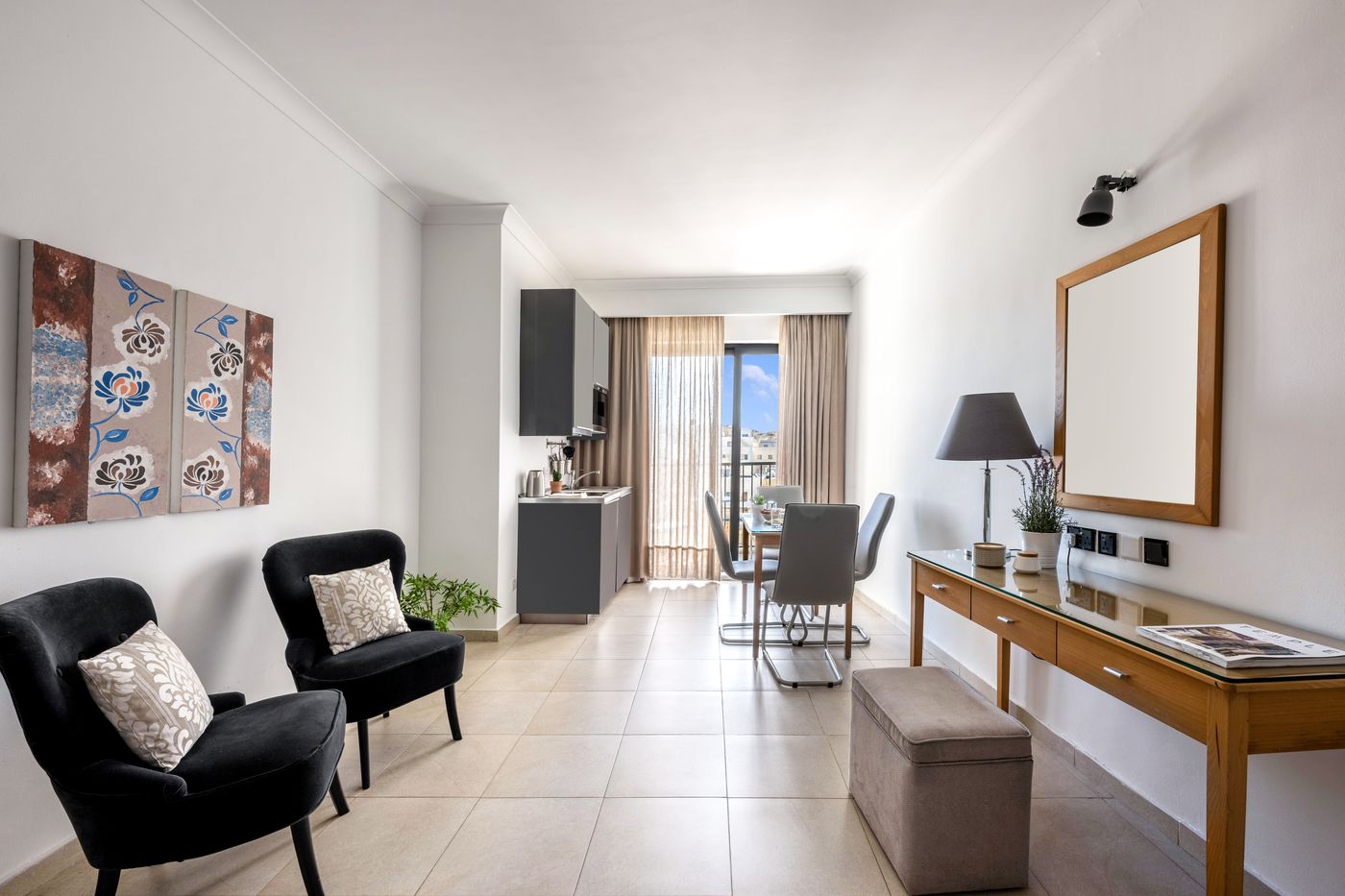 The-Plaza-and-Plaza-Regency-Hotels-Room-20