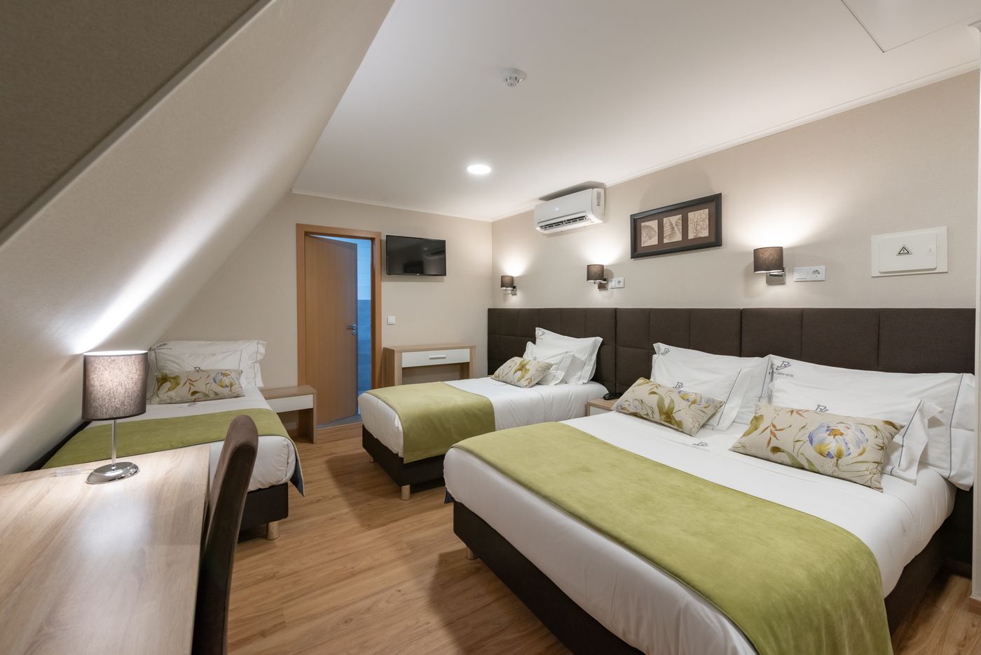 Dinya-Lisbon-Hotel---Lounge-Bar-Room-7