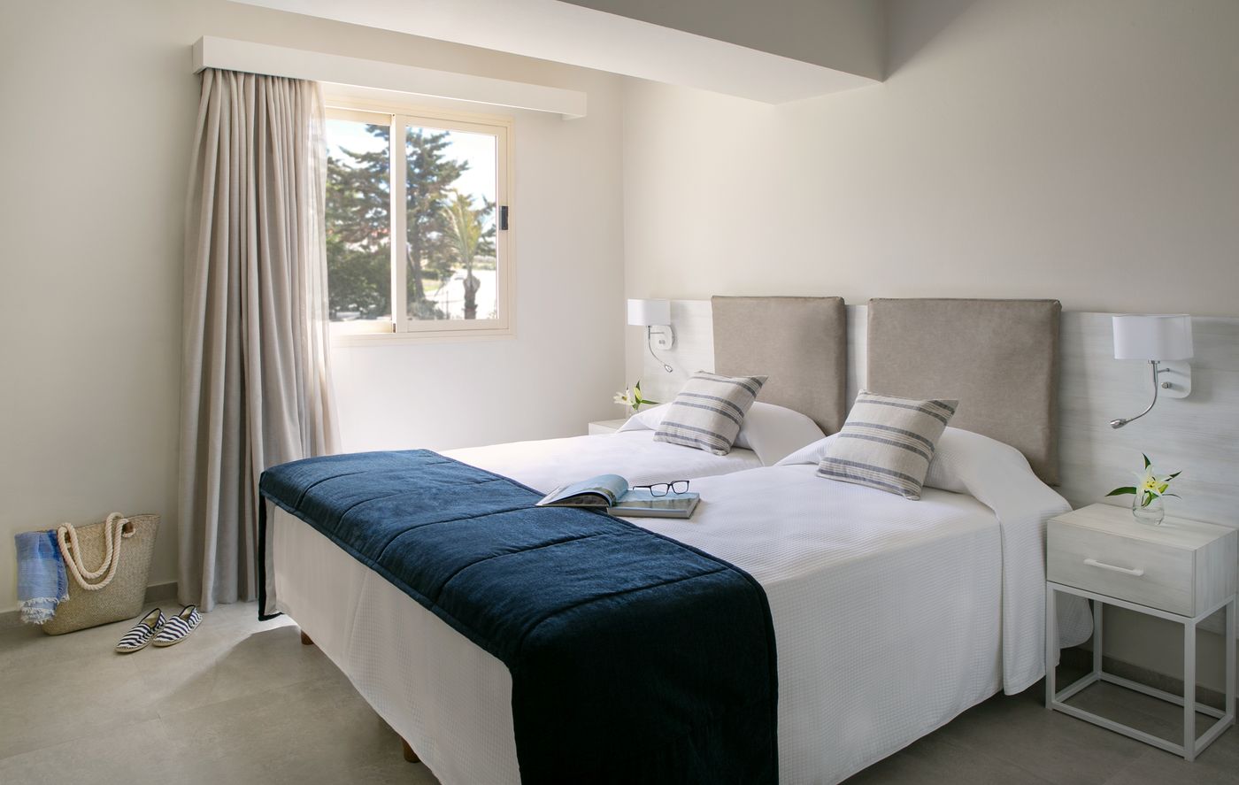 Louis-Paphos-Breeze-Room-28