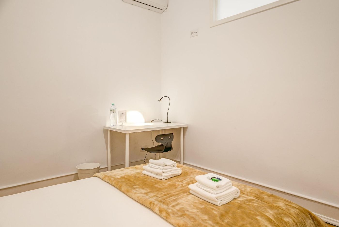 Home-Out-Rooms---Apartments-Room-124