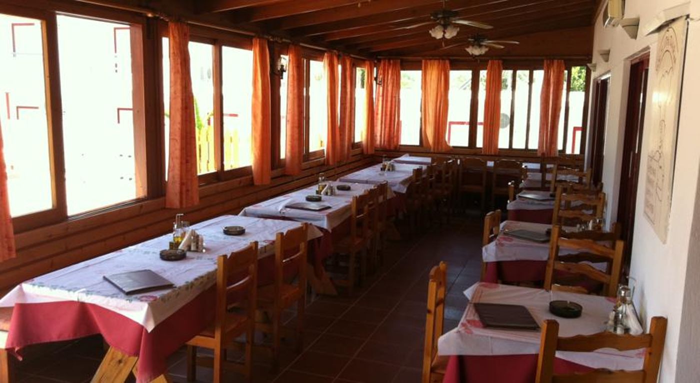 Sandy's Studios & Log Villas