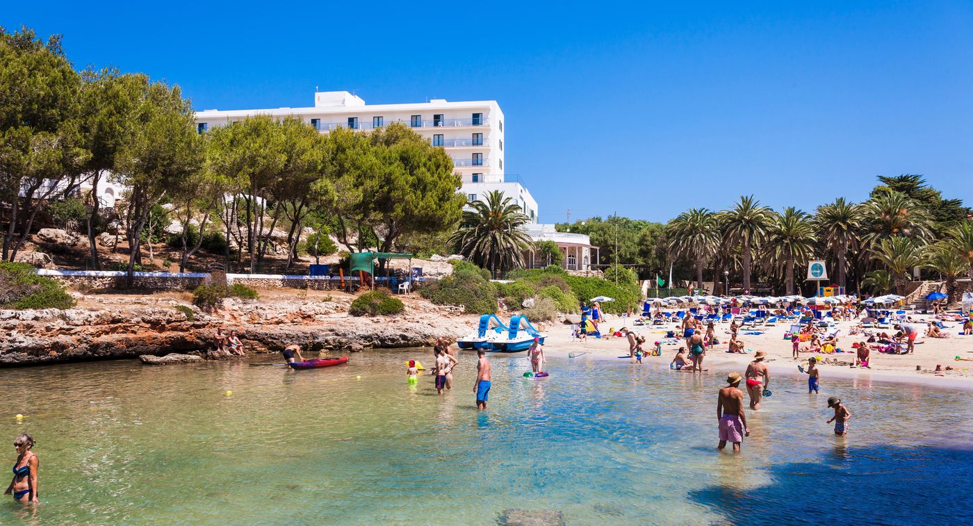 Globales-Cala------n-Blanes-Beach-30