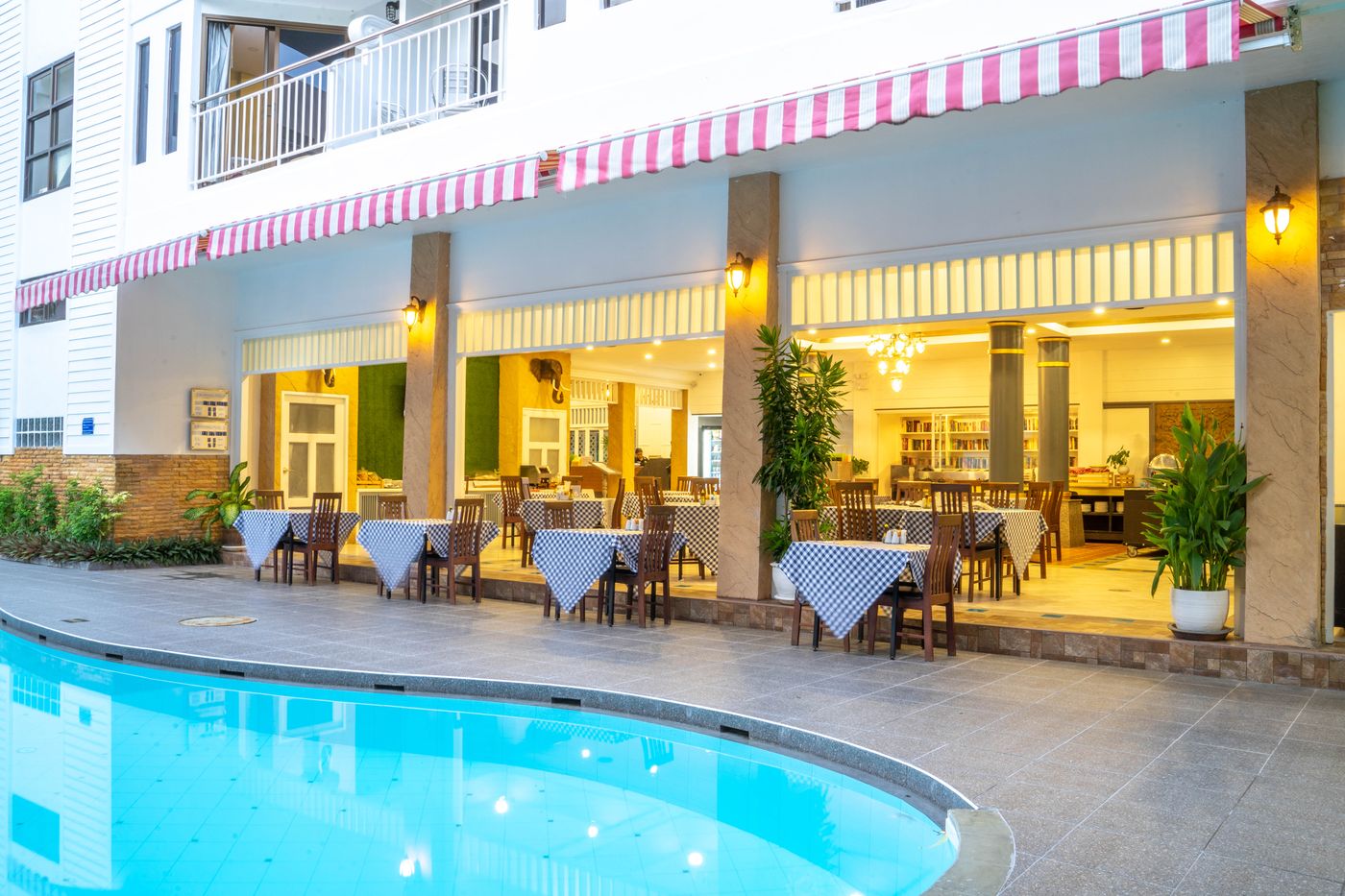 LA-Vintage-Resort--Former-Poppa-Palace--Restaurant-3