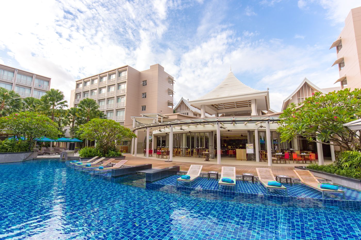 Grand-Mercure-Phuket-Patong-Pool-1