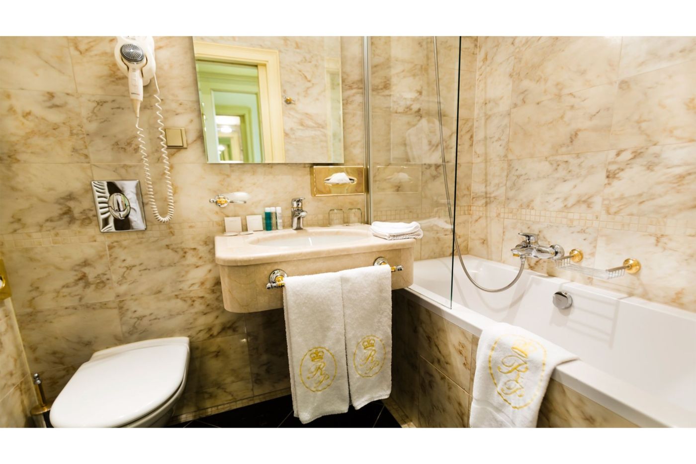 Luxury-Family-Hotel-Royal-Palace-Room-21