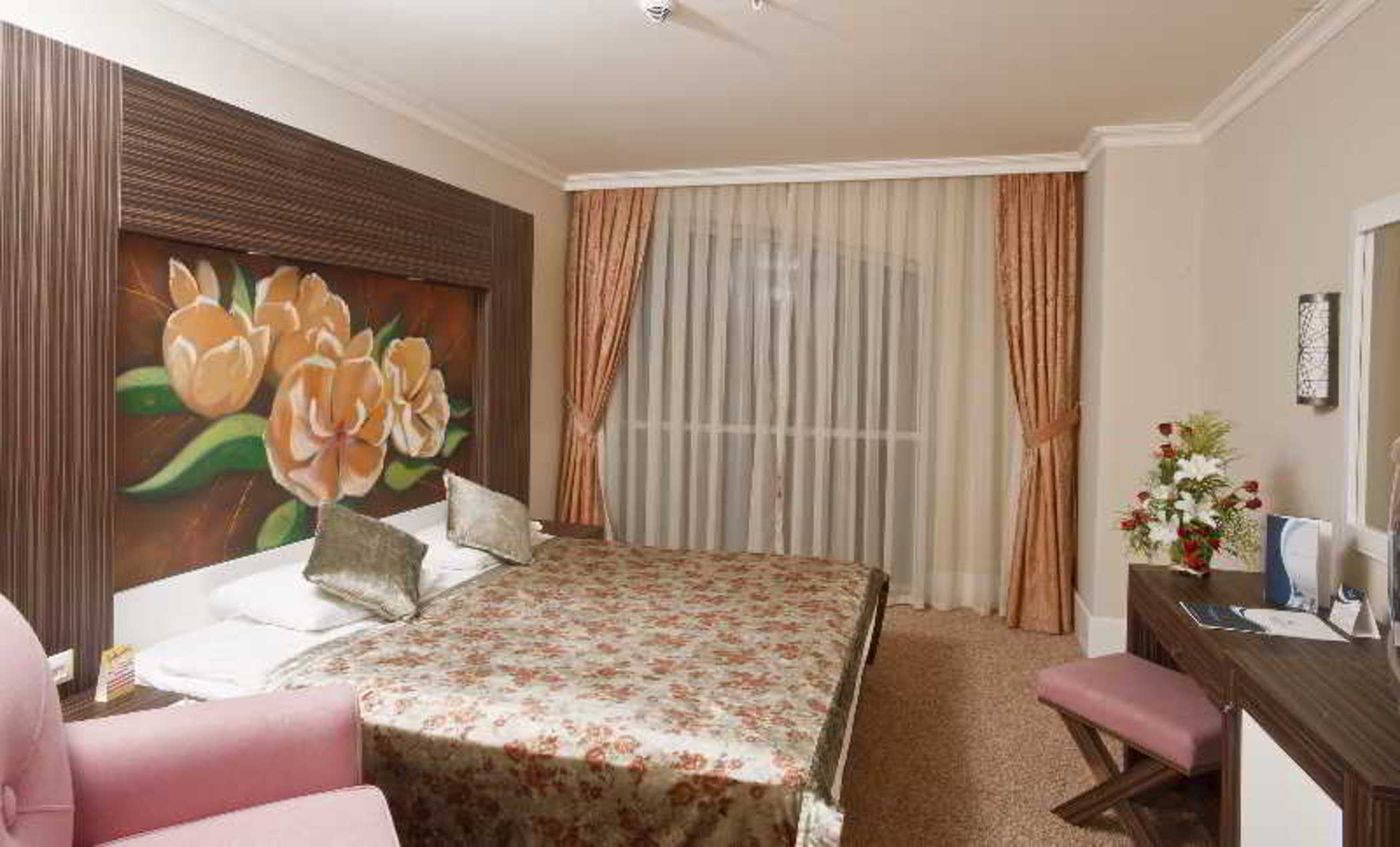 Crystal-Deluxe-Resort---Spa-Room-22