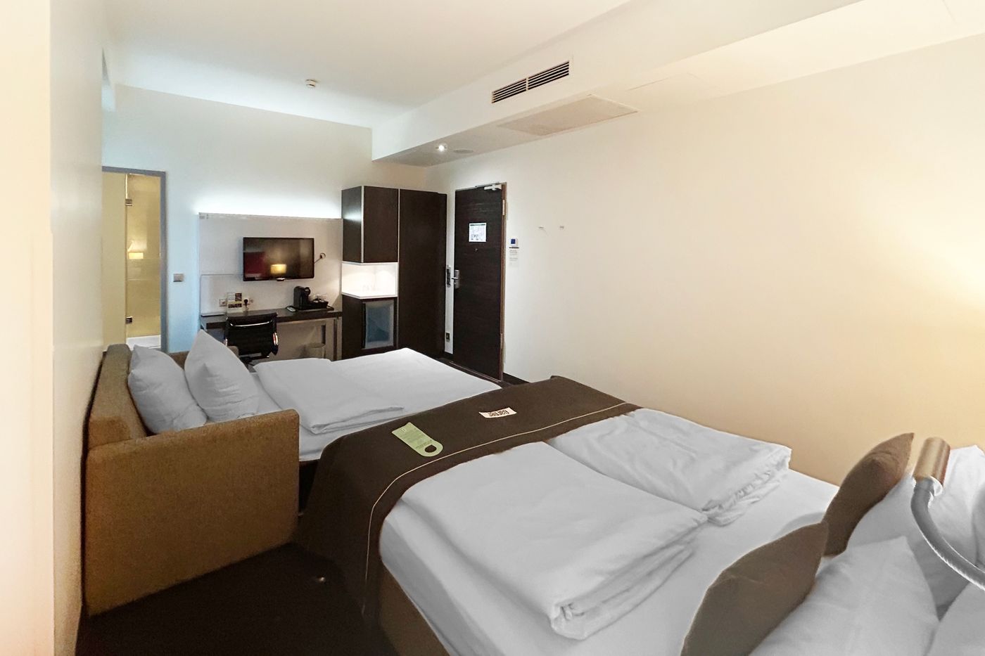 Select-Hotel-Berlin-The-Wall-Room-34