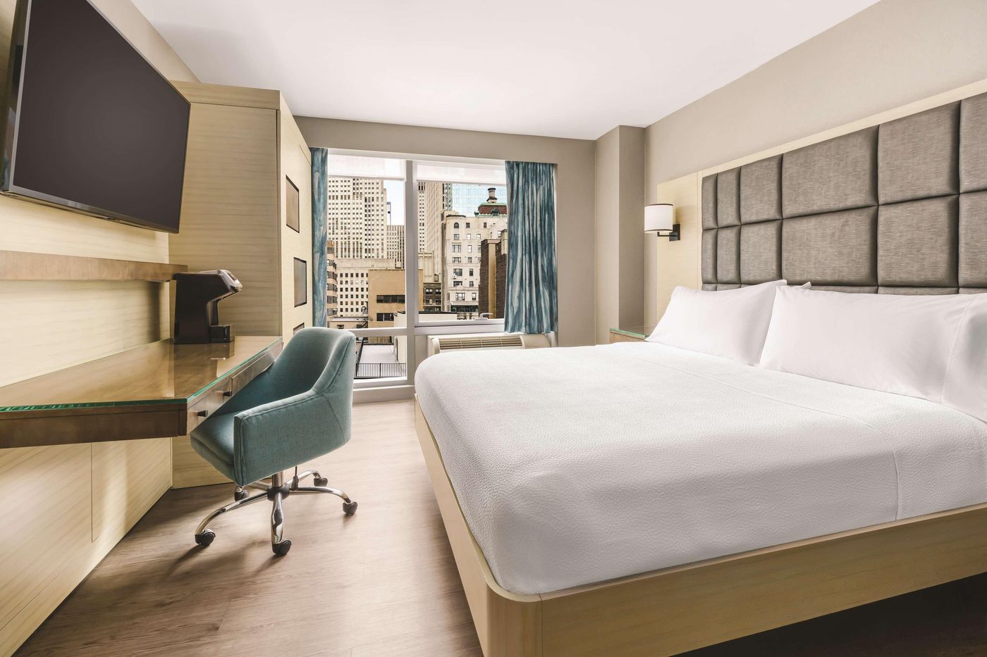 Hilton-Garden-Inn-New-York-Times-Square-North-Room-25