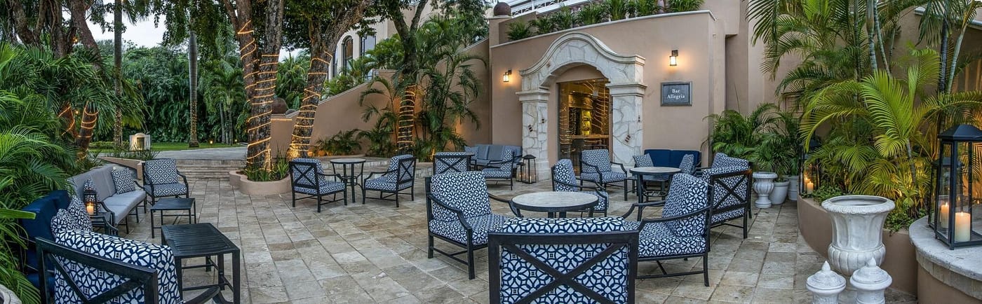 Royal-Hideaway-Playacar-All-Inclusive-Bar-13