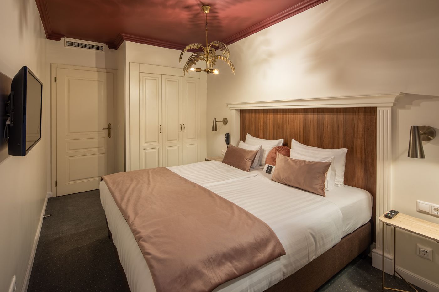 Queen-s-Court-Hotel-and-Residence-Room-35