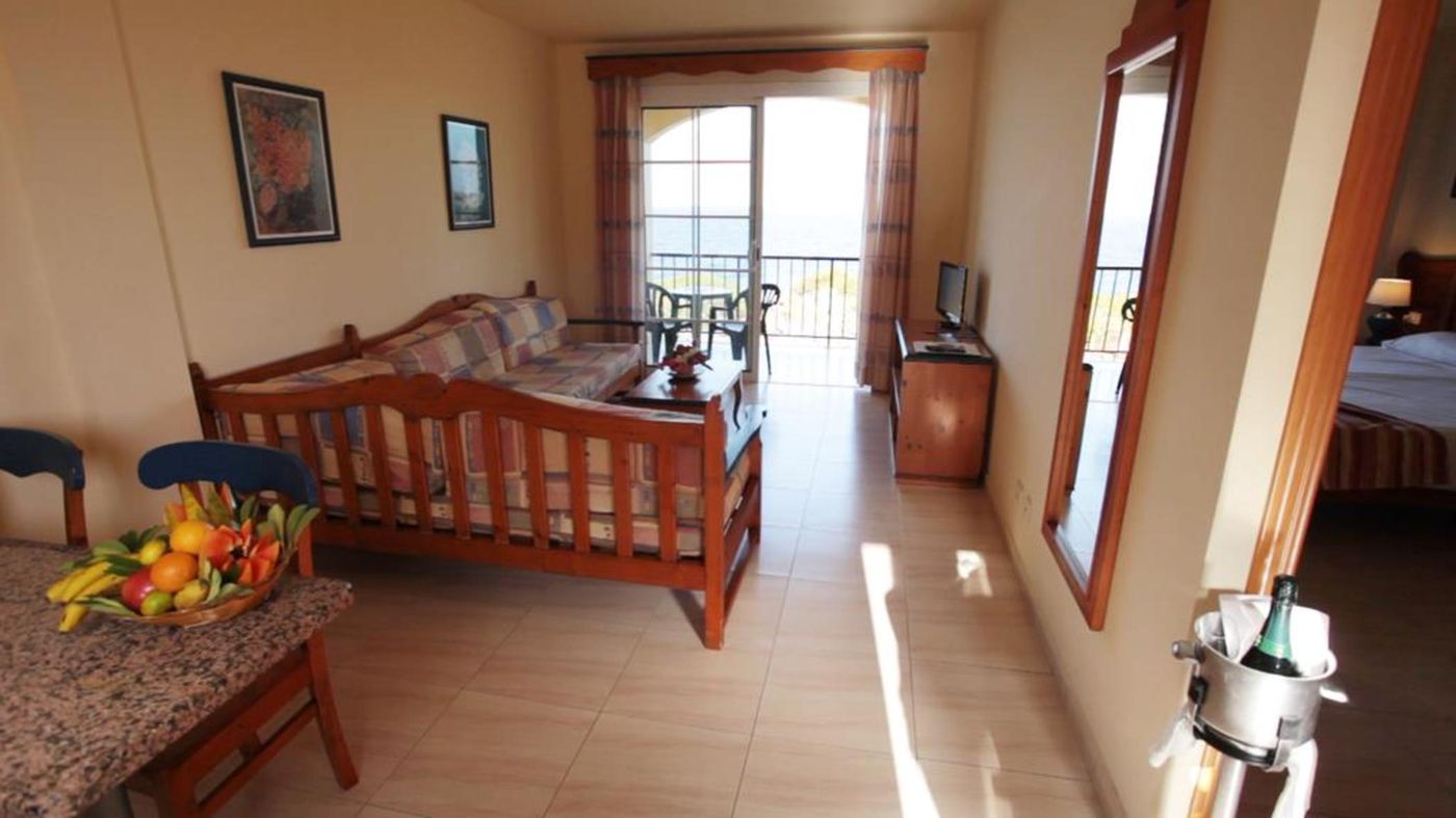 Hotel-Las-Olas-Room-9