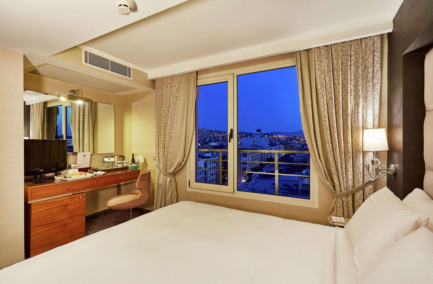DoubleTree-By-Hilton-Izmir-Alsancak-Room-13