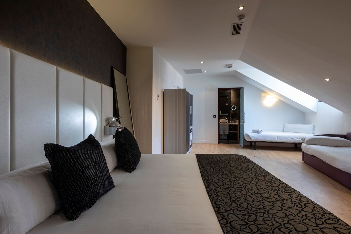 Petit-Palace-Santa-Barbara-Room-9