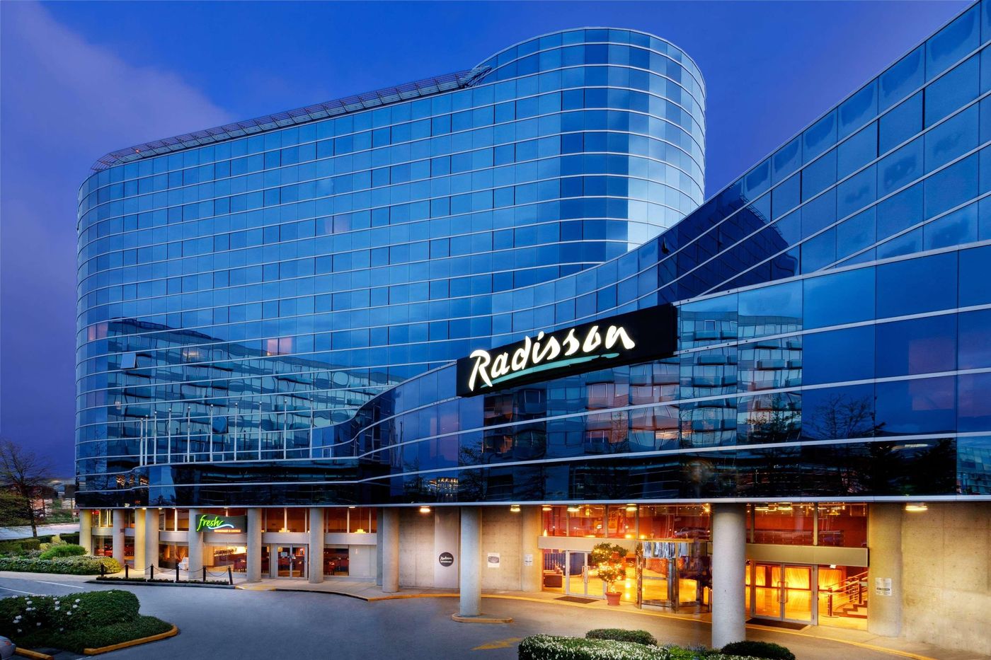 Radisson-Hotel-Vancouver-Airport-General-view-3