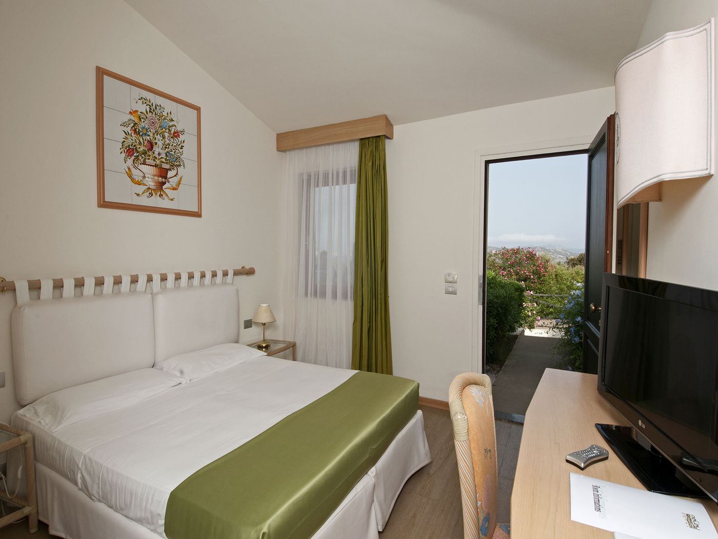 Palau-Resort-Room-11