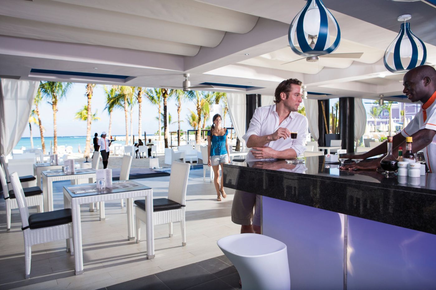 Riu-Palace-Jamaica-All-Inlcusive-Bar-45