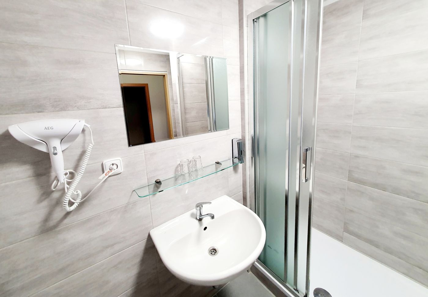 Hotel-Relax-Inn-Room-16