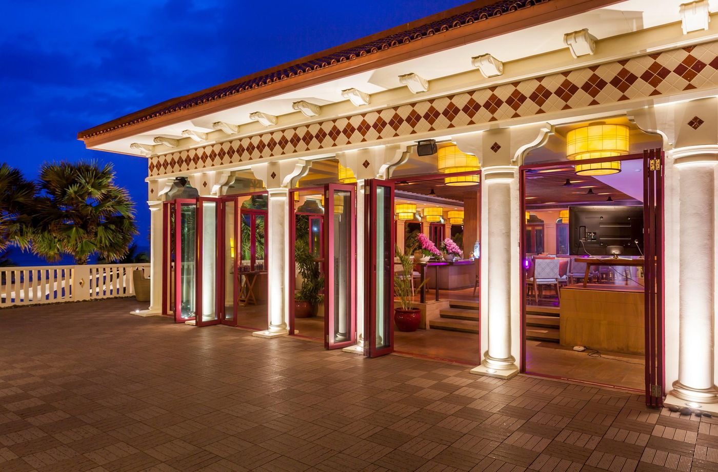 Centara-Grand-Beach-Resort-Phuket-Restaurant-21