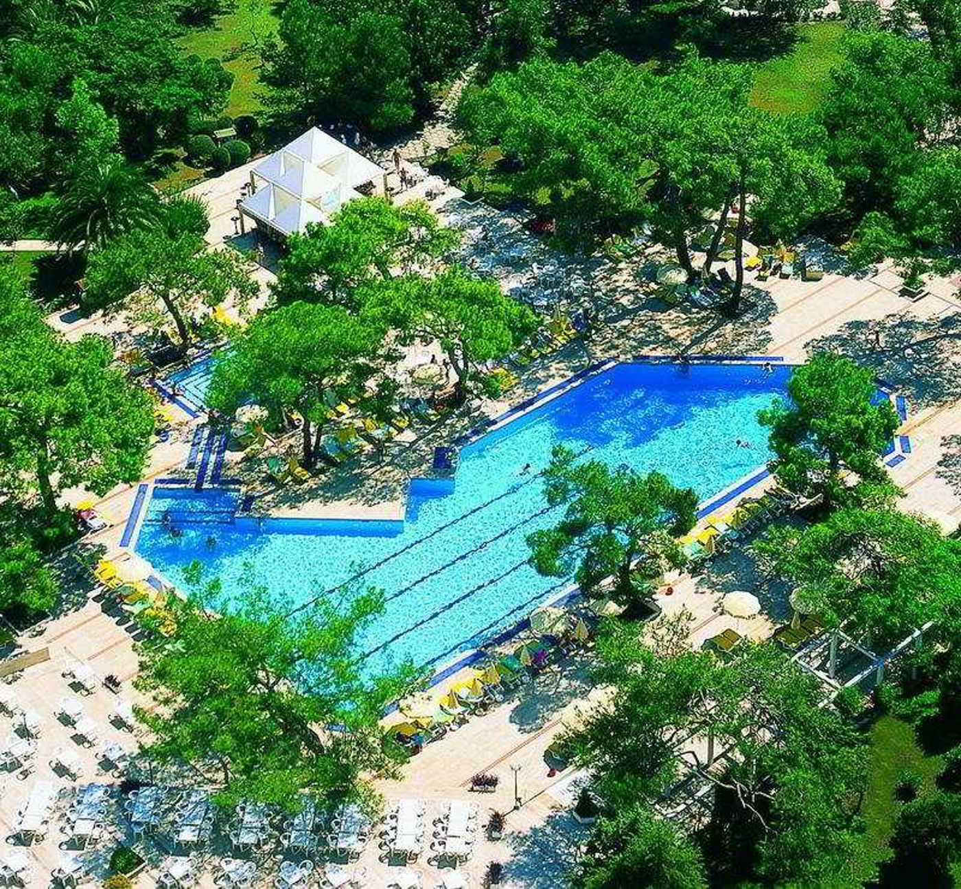 Majesty-Club-La-Mer-Art-Pool-6