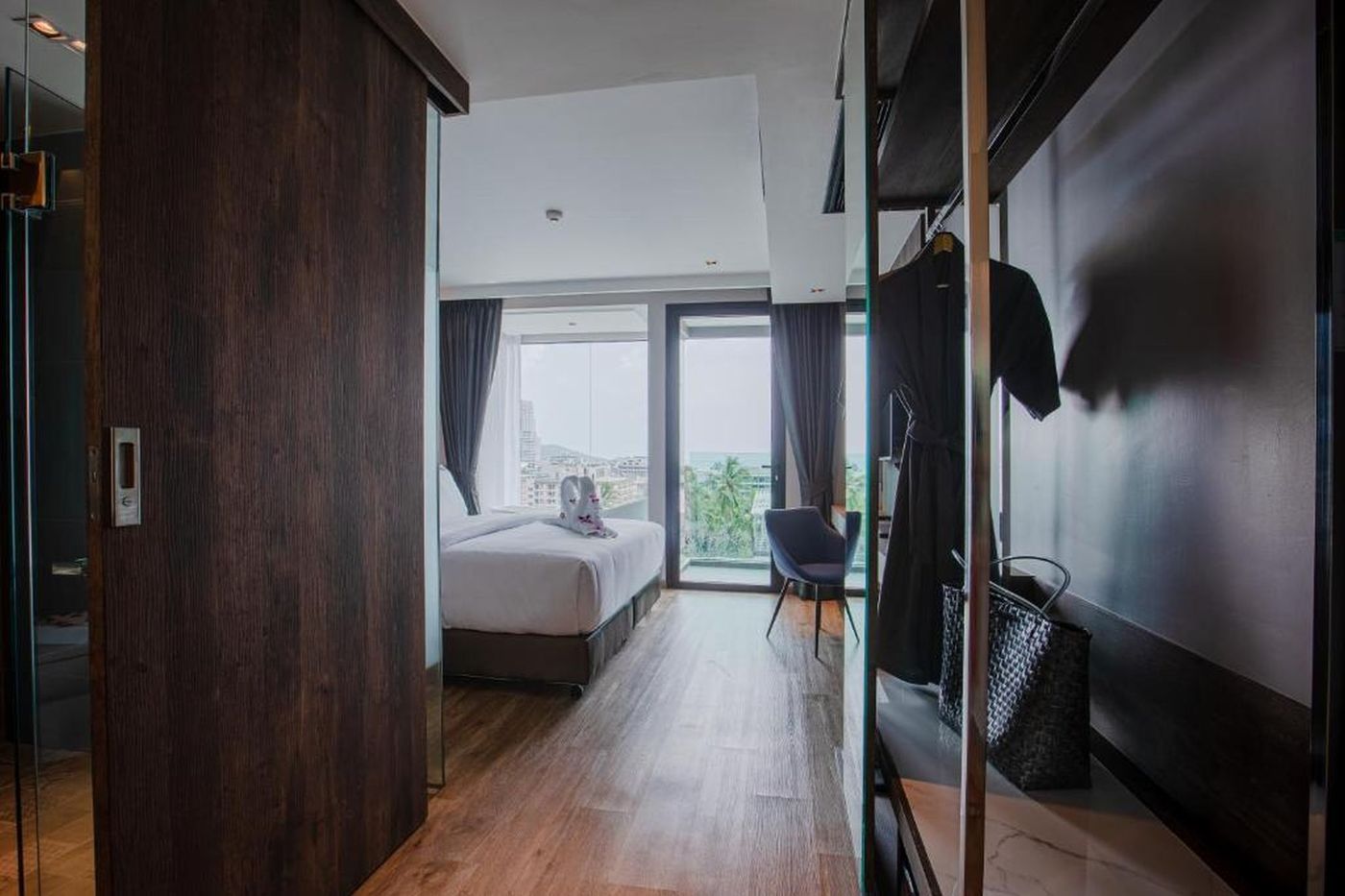 Rak-Elegant-Hotel-Patong-Room-25