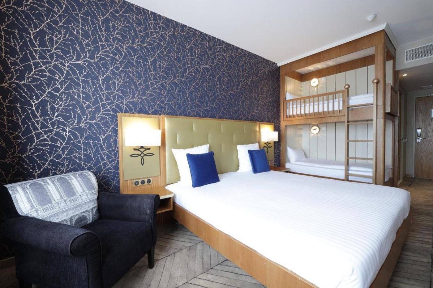 Dream-Castle-Paris-Room-18