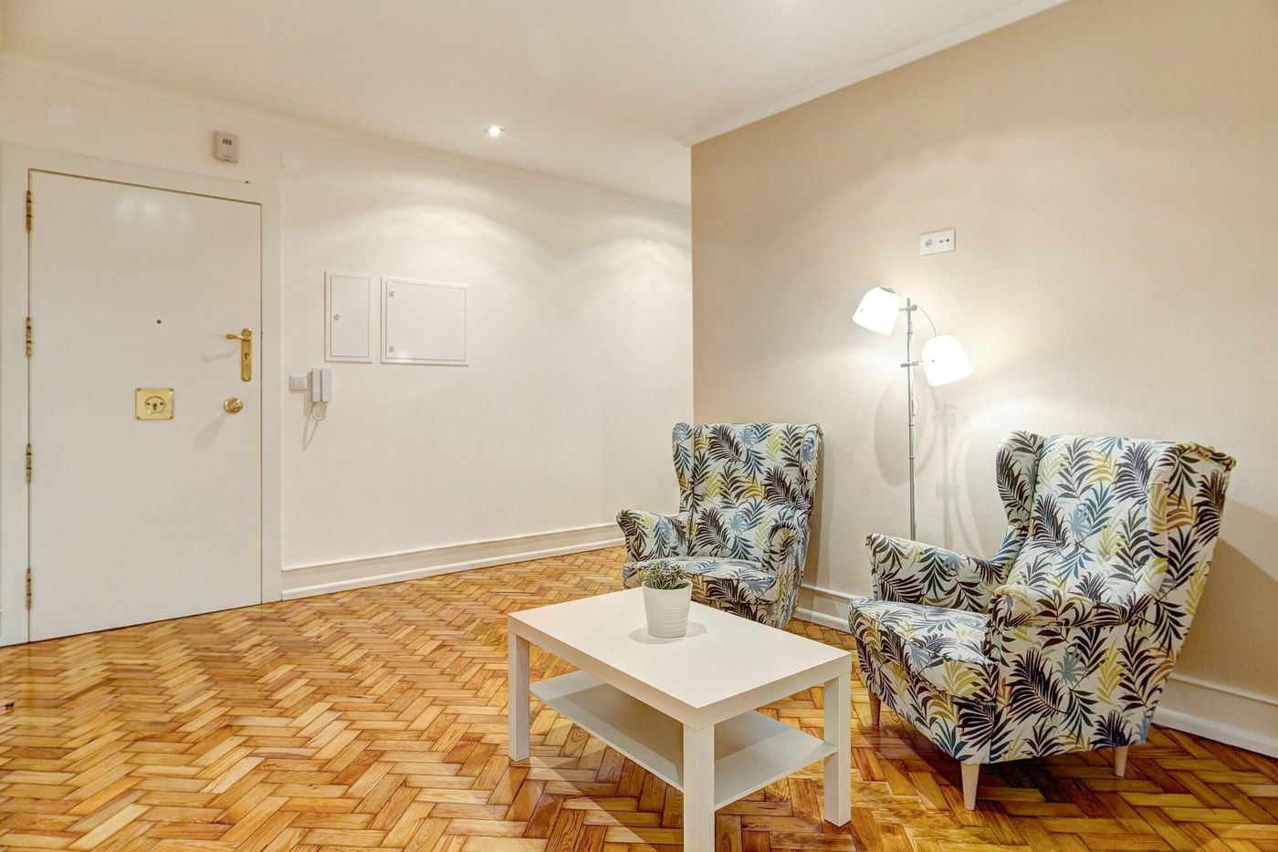 Home-Out-Rooms---Apartments-Room-10