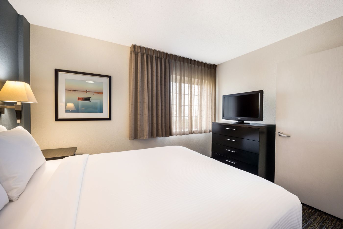 Sonesta-Simply-Suites-Boston-Burlington-Room-11