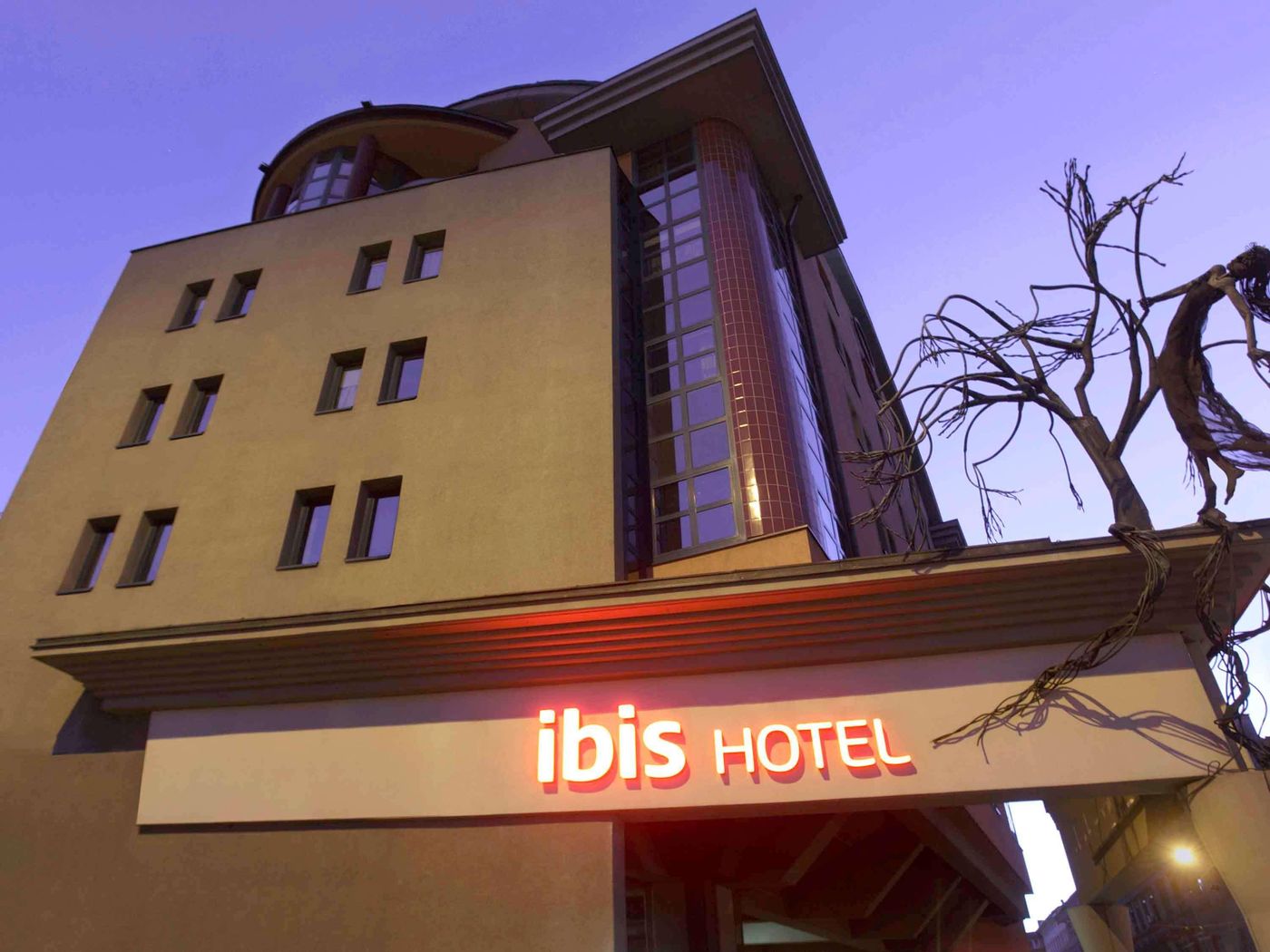 Ibis-Hotel-Heroes-Square-General-view-55