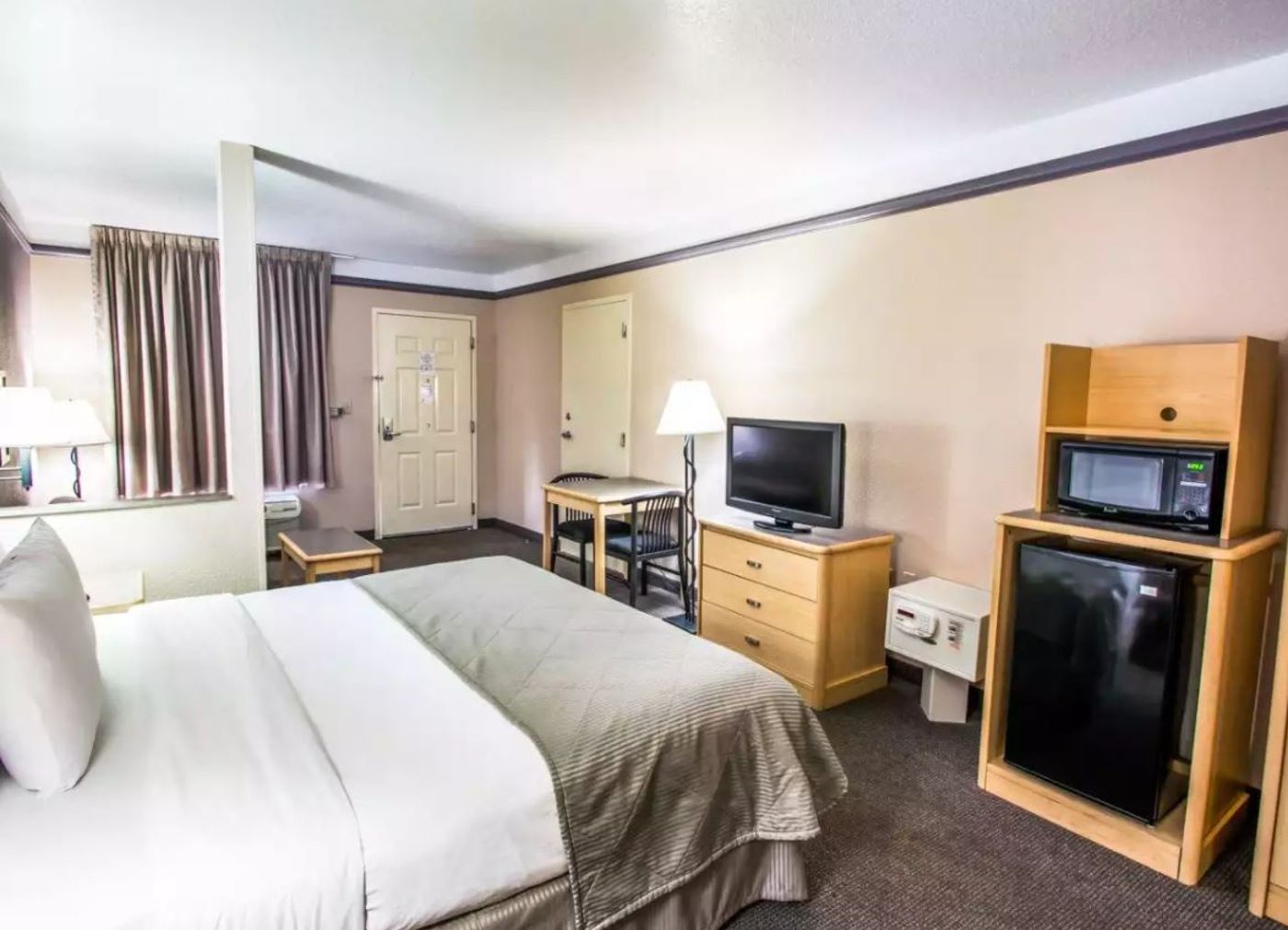 Clarion Suites Maingate